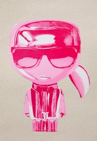 Rosa tecknad figur med solglasögon, iklädd jacka och slips. Har en platt form, slät textur och minimalistisk design mot en beige bakgrund.