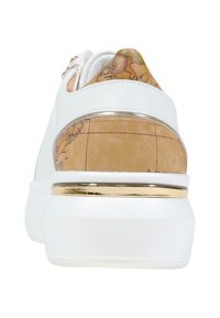 Sneaker bianco con un accento dorato e un tallone a motivo mappa marrone. Materiale in pelle liscia, design a profilo basso, chiuso con una zip.
