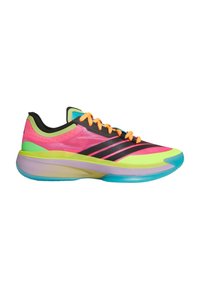 Chaussure de sport multicolore avec un dessus en maille rose, des accents noirs, des lacets orange et une semelle multicouche avec des éléments teal et violet.