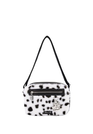Pochette blanche duveteuse avec des taches noires, poche avant zippée, bandoulière noire réglable et un porte-bonheur marqué "Stand out in a crowd."