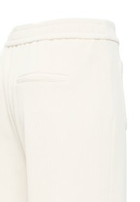 Πίσω όψη off-white υφασμάτινων παντελονιών με ριμπ ύφασμα, ελαστική μέση και μια πίσω τσέπη με πατιλέτα.