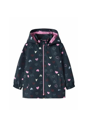Barnejakke i marineblå med hette, rosa fôr, glidelås foran, elastiske mansjetter og flerfargede hjerte-mønstre over hele jakken.