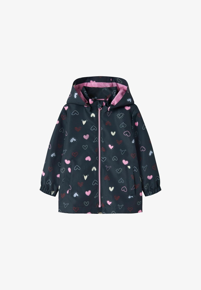 Impermeable infantil azul marino con capucha, forro rosa, cremallera frontal, puños elásticos y estampado de corazones multicolores por todo el abrigo.