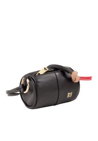 Bolso de cuero negro con forma redondeada, herrajes dorados y dos correas de acento coloridas aseguradas en el lateral. Marca visible en un lado.