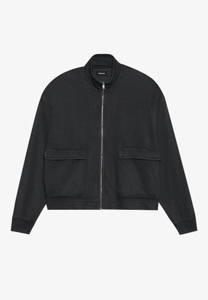 Zwarte zip-up jas met een hoge kraag, twee voorzakken, lange mouwen en een ontspannen pasvorm. Gemaakt van zachte stof met een gladde textuur.