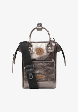 Metallische silberne Handtasche mit zwei oberen Griffen, verstellbarem schwarzen Riemen, vorderer Reißverschlusstasche und braunem Leder-Logopatch.