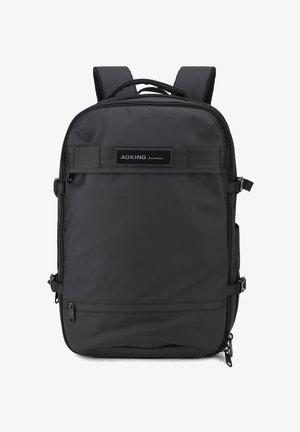 Zaino rettangolare nero con spallacci imbottiti, più scomparti con cerniera e una fascia orizzontale con l'etichetta "AOKING BACKPACK".