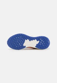 Nike Performance REVOLUTION 7 - Väglöparskor - black/hyper crimson/astronomy blue/sail