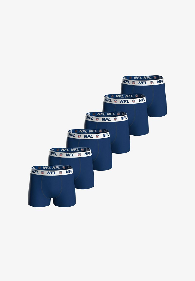 Sei paia di boxer blu navy con cinture bianche che presentano il logo NFL e testo, disposti in una fila diagonale.