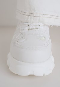 Buffalo CORIN HEART - Tossud - white