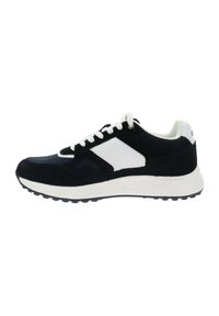 Zapatilla deportiva en blanco y negro con cordones blancos, suela acolchada y parte superior de malla, vista desde el lado exterior.