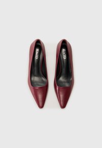 Décolleté bordeaux a punta in pelle liscia, con scollatura bassa e soletta nera imbottita con il marchio "RAID".