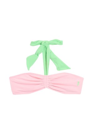 Haut de bikini bandeau en tissu rose doux, avec un lien vert pour le fermeture. Des fronces texturées le long du centre ajoutent du détail.