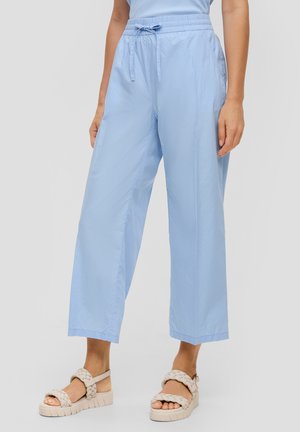 Pantalons courts taille haute bleu clair, avec une taille à cordon et des poches latérales. Fabriqués dans un tissu lisse et léger.