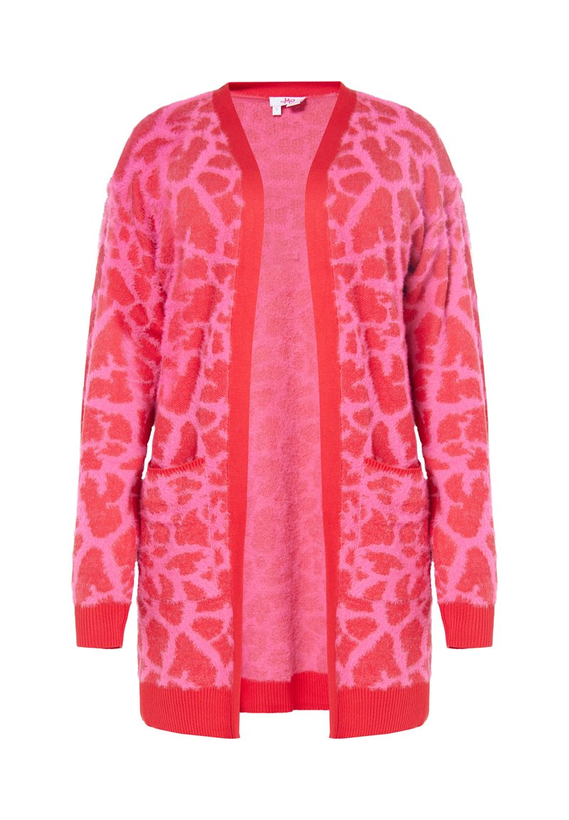Öppen cardigan i rosa med ett djärvt djurmönster. Tillverkat av mjukt, fluffigt material. Har långa ärmar och sidofickor.