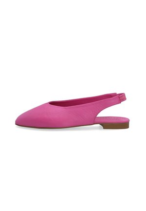 Flad pink dameslingback sko med spidst tå og lav brun hæl på hvid baggrund.