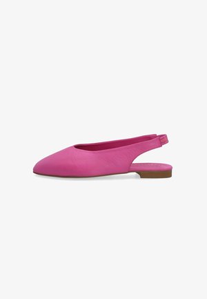 Flacher pinkfarbener Damen-Slingback-Schuh mit spitzer Spitze und niedrigem braunem Absatz auf weißem Hintergrund.