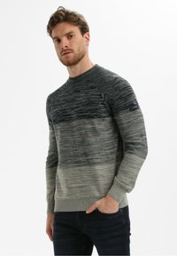 Halluxn grisist kudum, mille gradientidisainiga, millel on soonikkoelus ja -randmed. Pehme tekstuur, mis varieerub tumedast heledaks halliks.