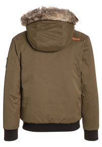 Kurtka oliwkowa z kapturem wyłożonym futerkiem, ściągaczami na mankietach i u dołu oraz logo „Bench.” na plecach. Gładki, zewnętrzny materiał.
