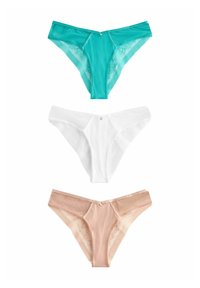 Drie paar damesslips: turkoois met kanten details, wit met kanten accenten en huidskleurig met mesh zijkanten. Elk paar heeft een decoratieve knop.