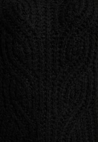 Schwarzer gestrickter Stoff mit einem strukturierten Muster, das an ineinander verwobene Blätter erinnert, und einer weichen, pelzigen Oberfläche.