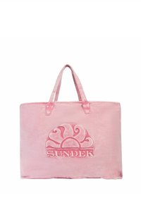 Sac fourre-tout en velours rose avec motif de vagues en relief et logo "SUNDEK", doté de deux poignées robustes. Texture lisse et grande forme rectangulaire.