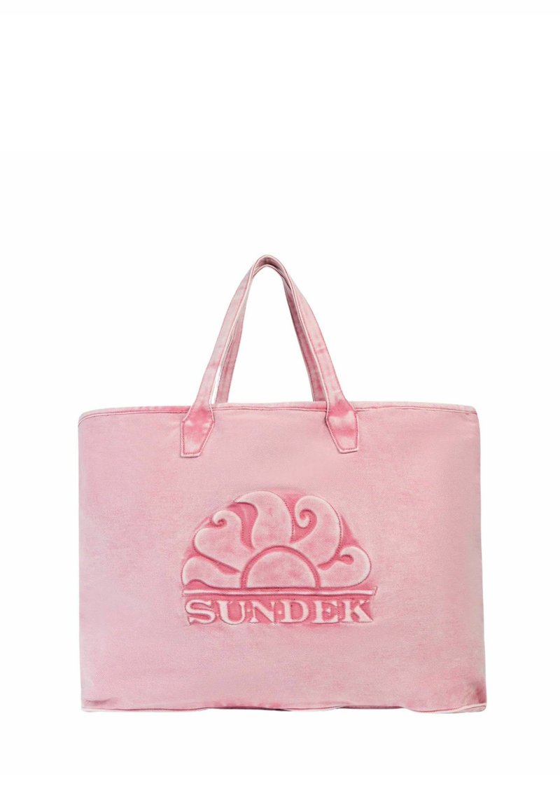 Sac fourre-tout en velours rose avec motif de vagues en relief et logo "SUNDEK", doté de deux poignées robustes. Texture lisse et grande forme rectangulaire.