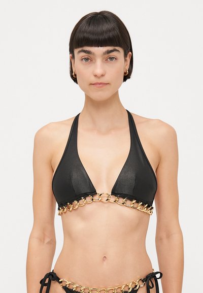 Sort bikini top i en trekantet form med en guldkæde-detalje i bunden. Lavet af glat materiale med justerbare stropper.