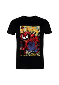 Svart t-shirt med ett grafiskt tryck av en röd och vit karaktär mot en färgglad serietidningsbakgrund med djärv text och detaljer.