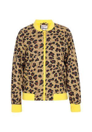 Giacca bomber con stampa leopardata e dettagli gialli, chiusura con zip, polsini e orlo a coste. Realizzata in materiale leggero, presenta due tasche laterali.