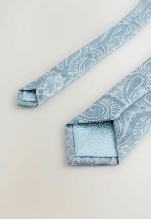 Hellblaue Stoffstreifen mit aufwendigen Paisley-Mustern. Die Kanten sind zu einer abgerundeten Form gefaltet und zeigen eine glatte Textur.