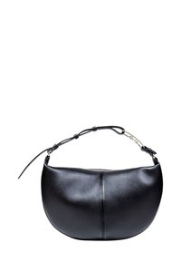 Bolso de hombro de cuero negro con una silueta curvada, cierre de cremallera y una correa trenzada. Textura suave con un detalle de costura distintivo.