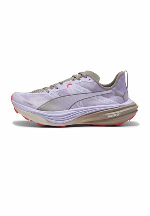Lyslilla og grå løbesko med mesh-overdel, tyk polstret sål mærket NITRO ELITE, rød ydersål og Puma-logo på siden.