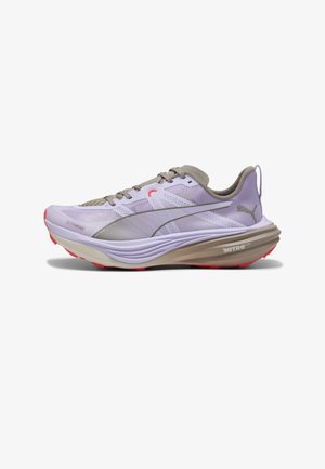 Chaussure de course violette claire et grise avec dessus en mesh, semelle épaisse amortie marquée NITRO ELITE, semelle extérieure rouge et logo Puma sur le côté.
