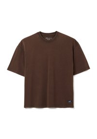 T-shirt marrone a maniche corte in cotone, con scollo rotondo e una piccola etichetta del marchio in basso a sinistra.