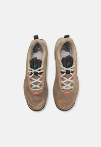Nike Performance JUNIPER TRAIL 3 - Løbesko trail - khaki/hyper crimson/velvet brown/vintage coral/laser orange/stadium green