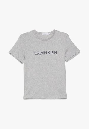 Grijze katoenen t-shirt met korte mouwen, met een marineblauw "CALVIN KLEIN" logo gecentreerd op de voorkant. Klassiek rondhalsontwerp.