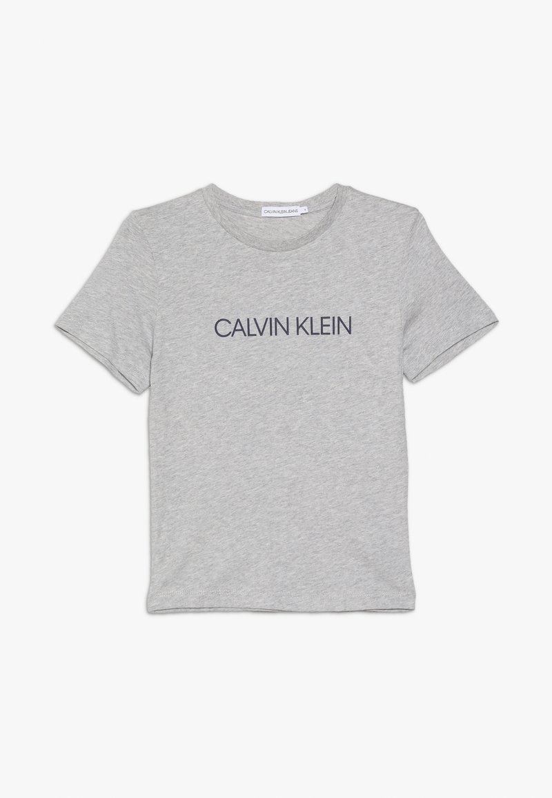 Grijze katoenen t-shirt met korte mouwen, met een marineblauw "CALVIN KLEIN" logo gecentreerd op de voorkant. Klassiek rondhalsontwerp.