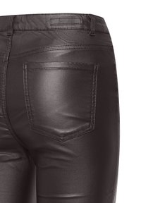 Pantalons en simili cuir noir et brillant, avec une coupe ajustée, dotés d'une seule poche arrière et de détails cousus près de la taille et de la poche.