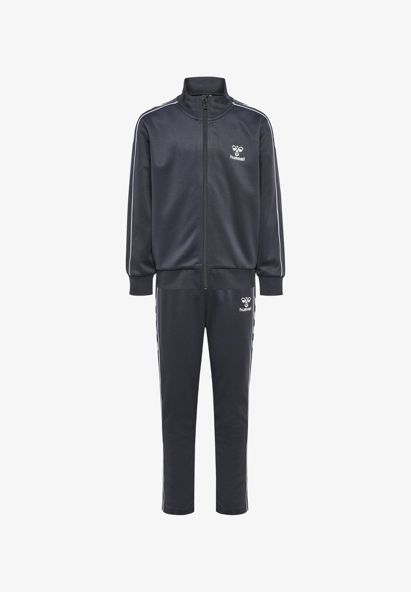 Navy trainingspak van zacht, rekbaar materiaal; bevat een jack met rits en witte strepen en bijpassende broek met zijstrepen en logo.