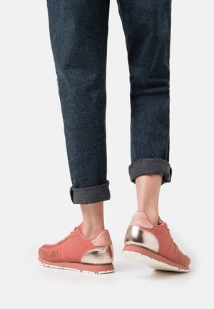 NORA III CRINKLE - Trainers - korallrot