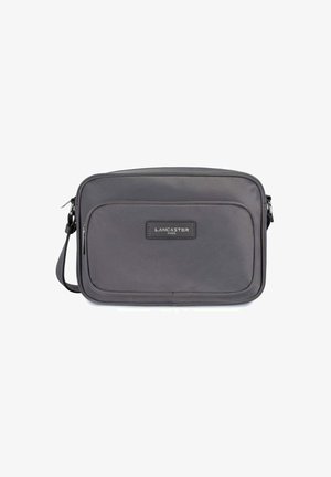 Grijze messenger bag met een soepele textuur, uitgerust met een voorvak, logo-patch en een verstelbare schouderband voor comfort en functionaliteit.