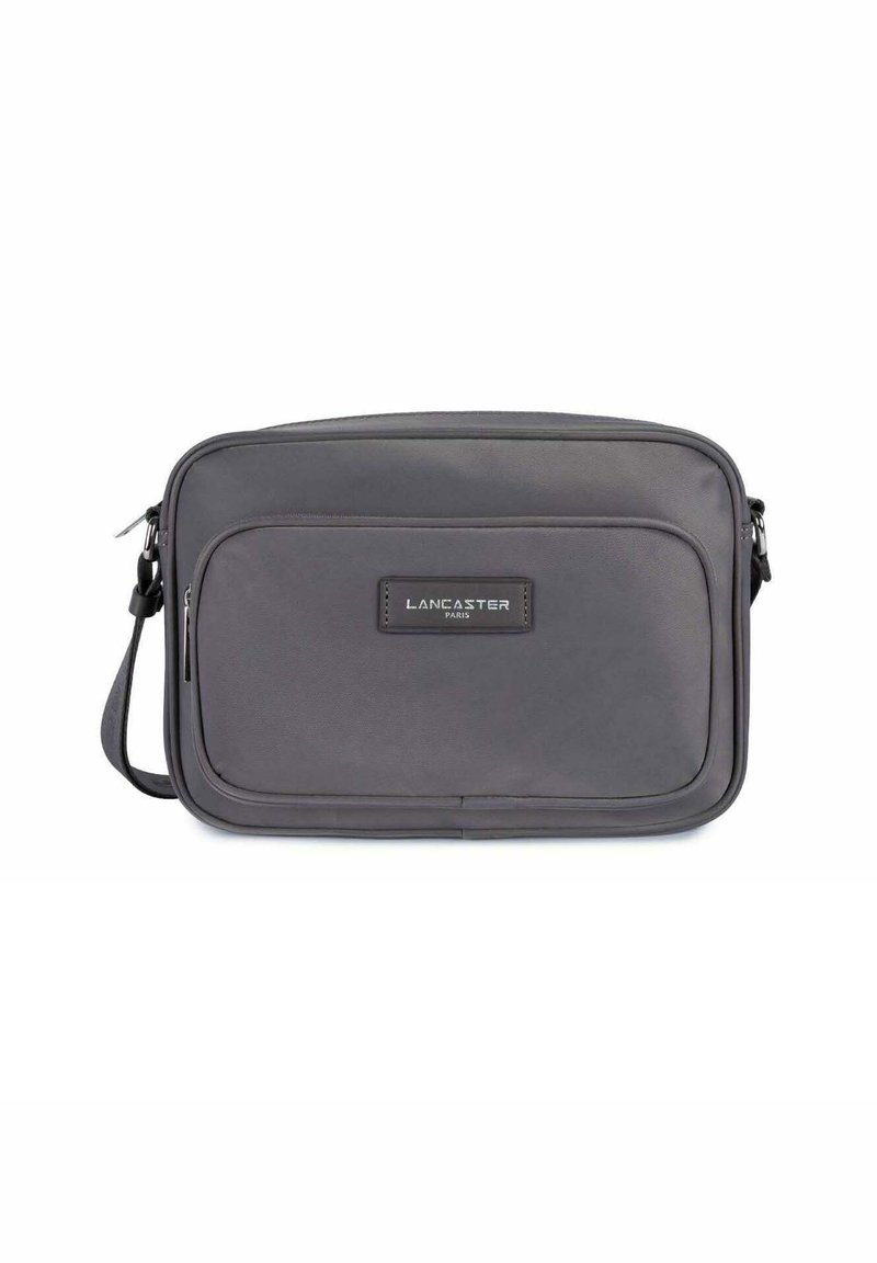 Borsa a tracolla grigia con una texture liscia, dotata di una tasca frontale, una patch con logo e una tracolla regolabile per comfort e funzionalità.