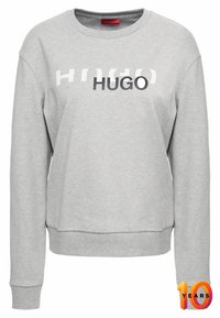 Grijze sweatshirt met lange mouwen, ronde hals, met "HUGO" in dikke letters op de borst. Gemaakt van een katoenmengsel met een textuurrijke afwerking.