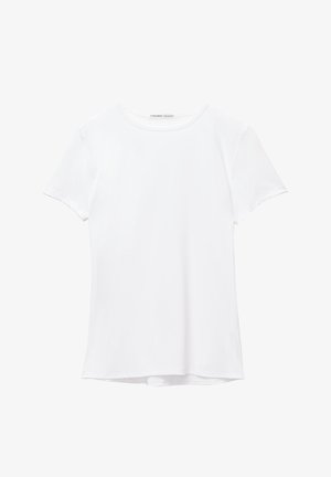 Vit kortärmad t-shirt i mjukt tyg, med rund halsringning och diskreta sömnadsdetaljer vid fållen.