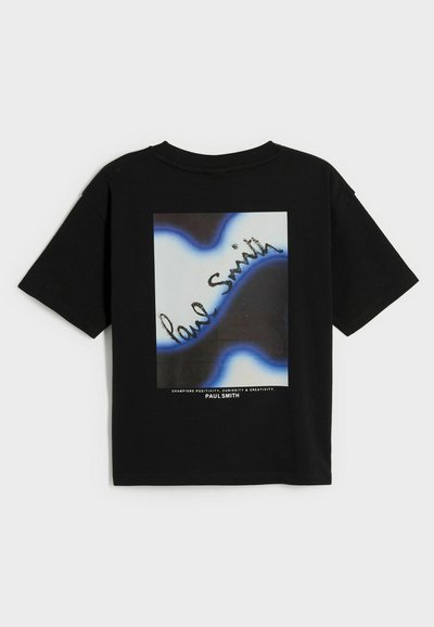 Melna īsās piedurknes T-krekls ar centrālo grafiku, kurā redzami zili un balti spirāles un teksts "Paul Smith", kā arī logo apakšā.