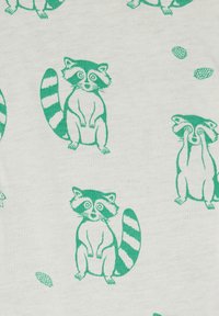 Grüne Waschbär-Illustrationen auf einem hellen Hintergrund; mit ausdrucksvollen Augen und gestreiften Schwänzen. Enthält Kreiselmuster im Design.