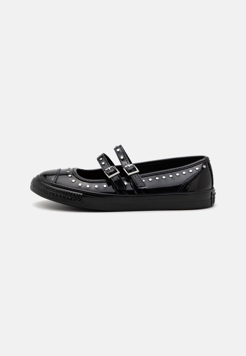 Chaussure Mary Jane en cuir verni noir avec deux brides à boucle et ornements en clous argentés le long des bords et du dessus.