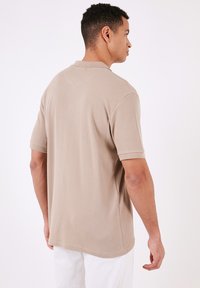 Buratti REGULAR FIT - Polotričko - light brown