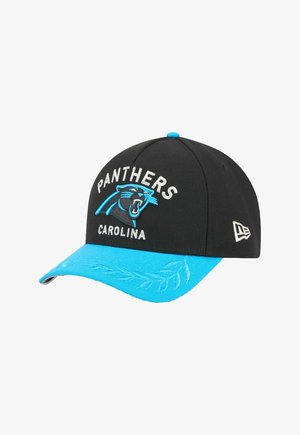 Schwarze Kappe mit blauer Krempe, die "PANTHERS CAROLINA" in weißer und aqua Stickerei zeigt, sowie ein stilisiertes Blattmuster auf der Krempe.